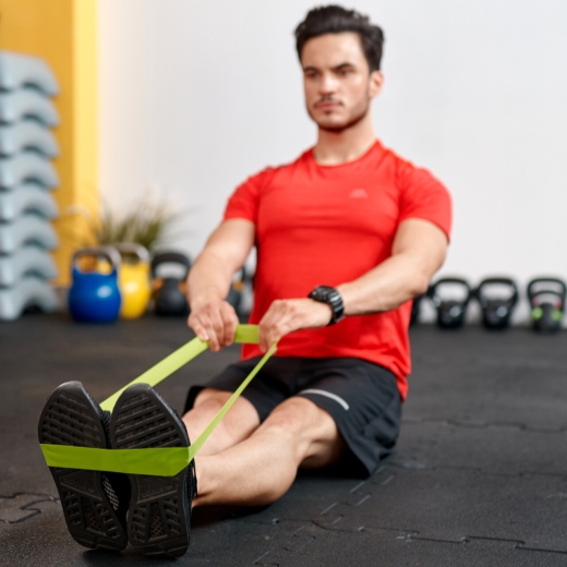 Ćwiczenie siedzące z użyciem gumy oporowej Qmed Resistance Loop Band